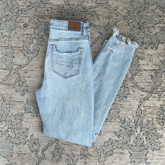 American Eagle Ripped Mom Jeans || size 0 - Picture 3 of 4